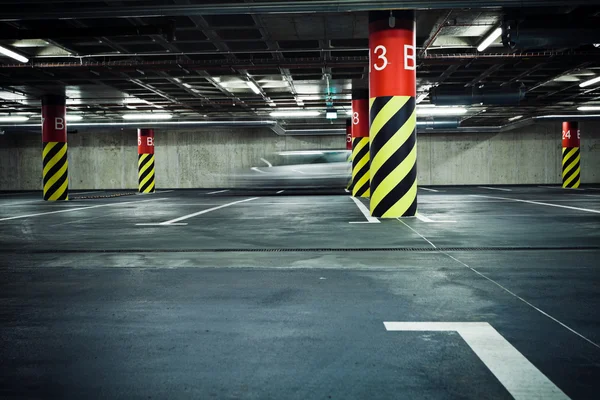 Estacionamento subterrâneo garagem, carro embaçado — Fotografia de Stock