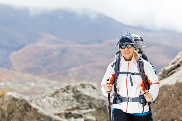Kobieta piesze wycieczki w góry, nepal — Zdjęcie stockowe