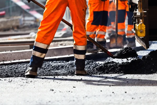 Дорожное строительство, рабочий с лопатой Лицензионные Стоковые Фото