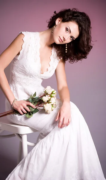 Kvinna i retro brudklänning med bukett — Stockfoto