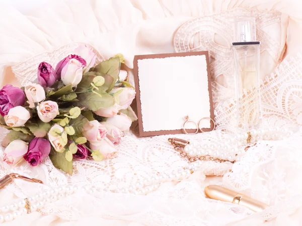 Piękne suknie ślubne, kwiaty z banerem dodać i obrączki — Zdjęcie stockowe