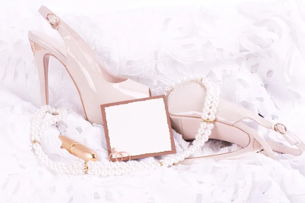 Os belos sapatos de noiva, rendas e alianças de casamento com banner adicionar — Fotografia de Stock