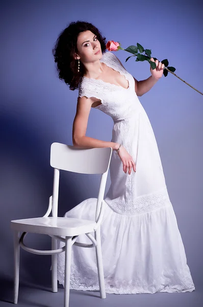 Jovem mulher em vestido de noiva retro no fundo . — Fotografia de Stock