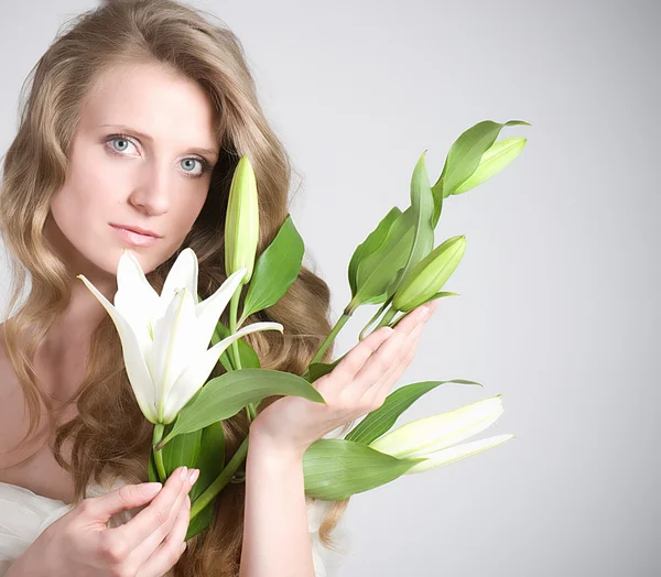 Красивая молодая женщина с белой лилией — стоковое фото