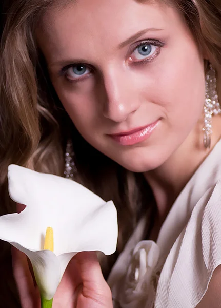 Όμορφη νεαρή γυναίκα με λευκό Κρινάκι σε φόντο — Φωτογραφία Αρχείου