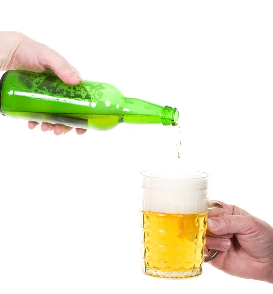 Beyaz izole yeşil bira şişesi ile el — Stok fotoğraf