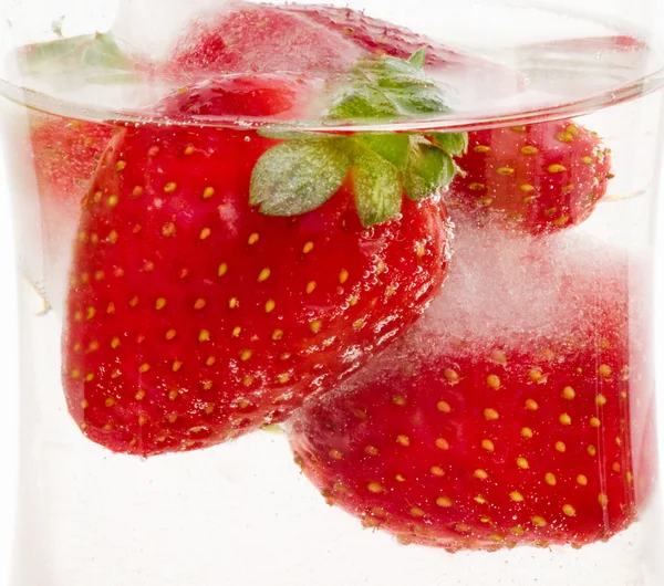 在冷水中的红色新鲜草莓 — 图库照片