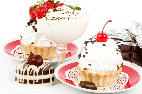Десерт - солодкий торт з полуницею та вишнею на тарілці на фоні — стокове фото