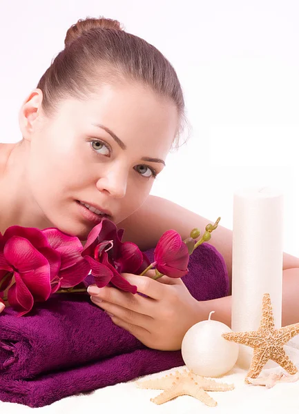 Belleza mujer spa con flor en el fondo —  Fotos de Stock