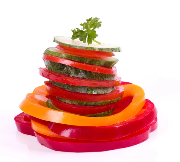 Rode en gele paprika, komkommer, tomaat op witte achtergrond — Stockfoto