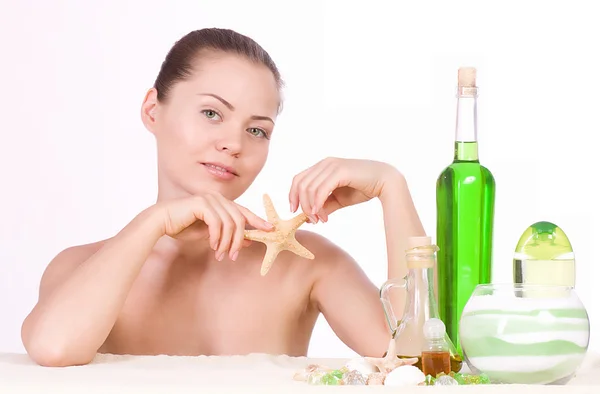 Krása mladá žena s wellness olejů na bílém pozadí — Stock fotografie