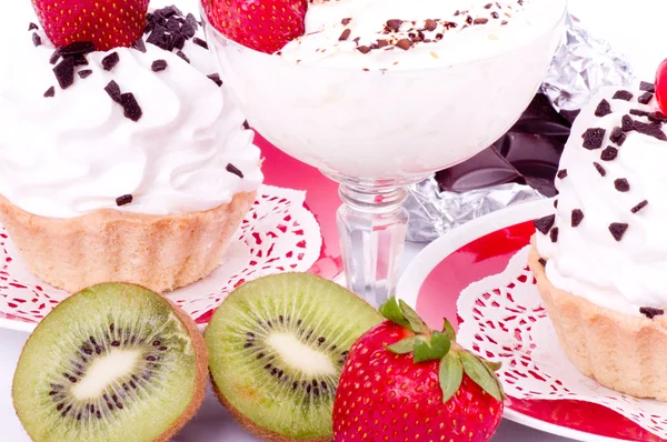 Dezert - sladký dort jahody a třešně na desku na pozadí — Stock fotografie