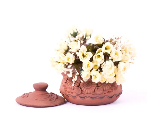 Fehér virágok, a clay pot — Stock Fotó