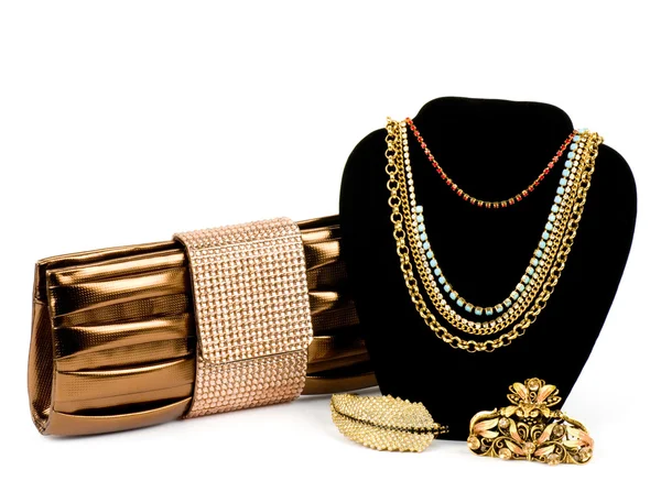 Módní kabelky a zlaté šperky na bílém pozadí. — Stock fotografie