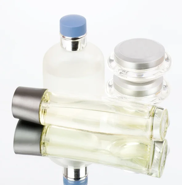 白い背景の上の美しい香水瓶 — ストック写真
