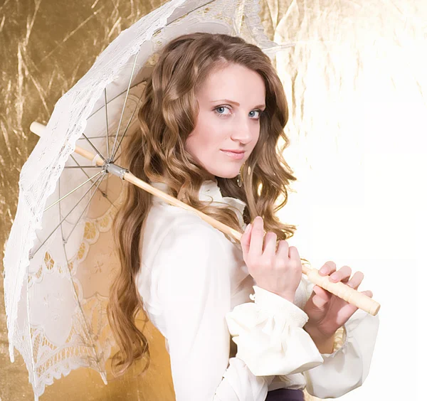 Blond kvinna med vintage paraply på golden — Stockfoto