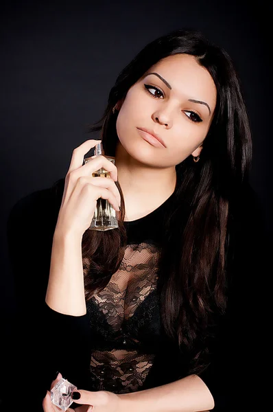 Ritratto di bella giovane donna con bottiglia di profumo — Foto Stock