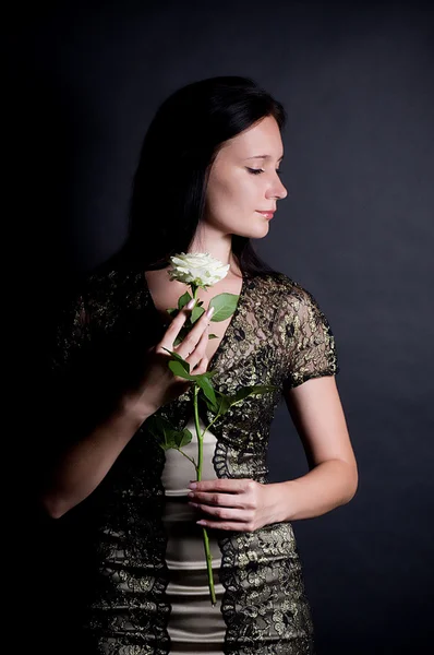 Vacker ung kvinna med vita ros på bakgrund — Stockfoto