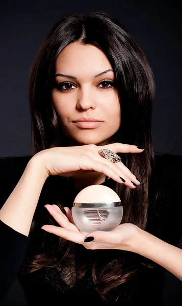 Retrato de mujer joven hermosa con botella de perfume — Stok fotoğraf