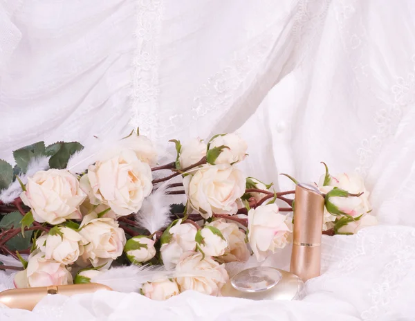 Beautiful bridal flowers with perfume bottles and eyeshadow — Stock Photo, Image