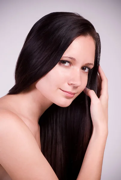 Piękna młoda kobieta z zdrowy włos — Zdjęcie stockowe