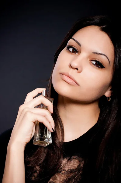Retrato de mujer joven hermosa con botella de perfume — Stok fotoğraf