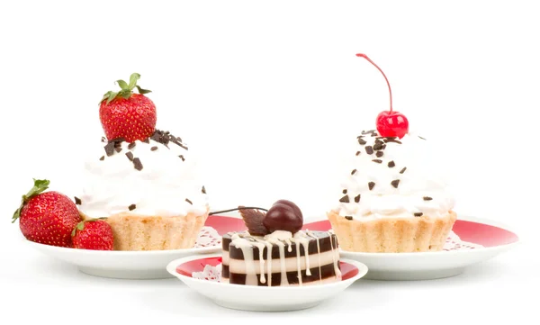 Επιδόρπιο - γλυκό κέικ με φράουλα και κεράσι σε ένα πιάτο σε φόντο — Φωτογραφία Αρχείου