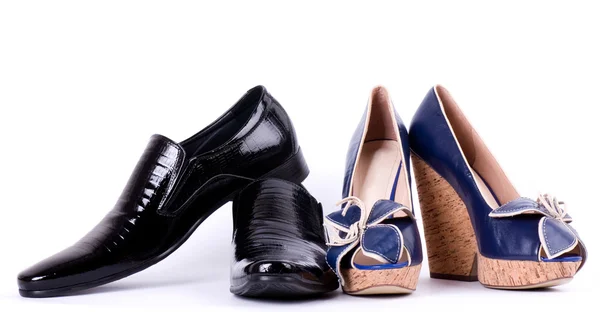 Sexig fasexy moderiktiga män och kvinnors skor på vit bakgrund. — Stockfoto