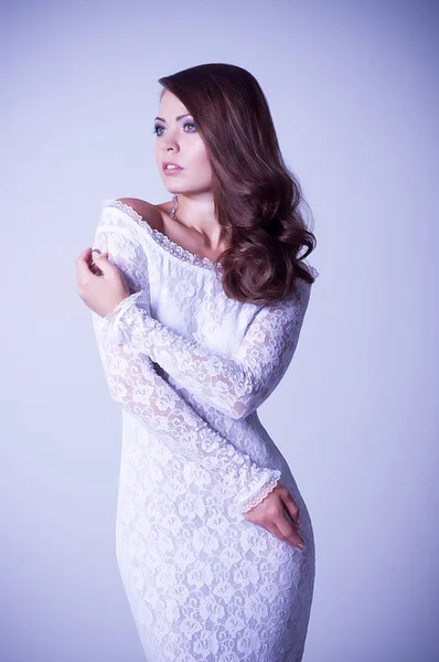 Jovem mulher sexy em vestido de noiva branco — Fotografia de Stock