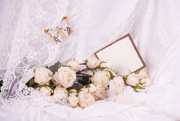 Piękne suknie ślubne, kwiaty z banerem dodać i obrączki — Zdjęcie stockowe