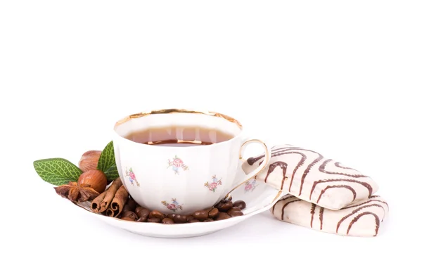 Hermoso juego de té con pasteles sobre fondo blanco — Foto de Stock