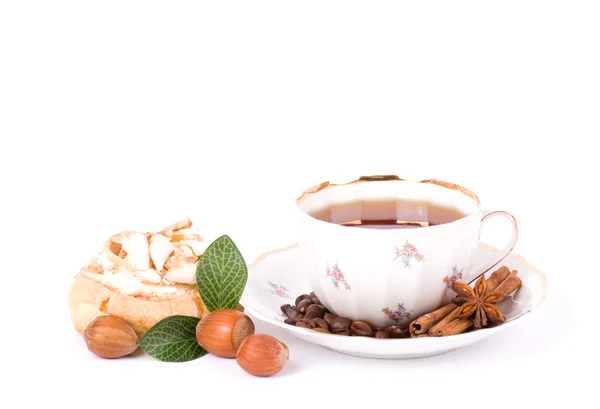 Mooie thee set met cakejes op witte achtergrond — Stockfoto