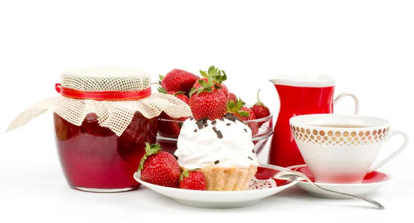 Dessert - süßer Kuchen mit Erdbeere und Kirsche auf einem Teller vor dem Hintergrund — Stockfoto