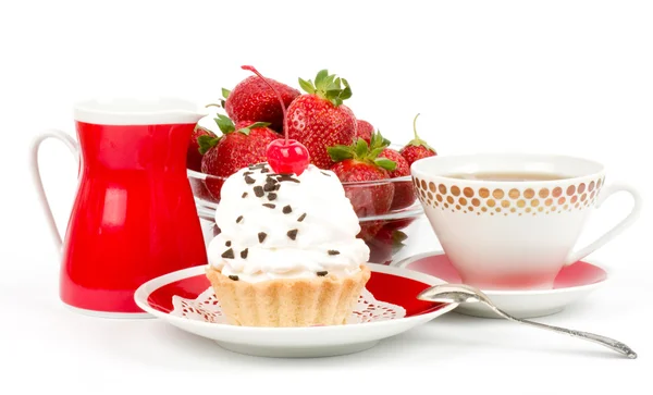 甜点-草莓和樱桃的背景板上的甜蜜蛋糕 — 图库照片