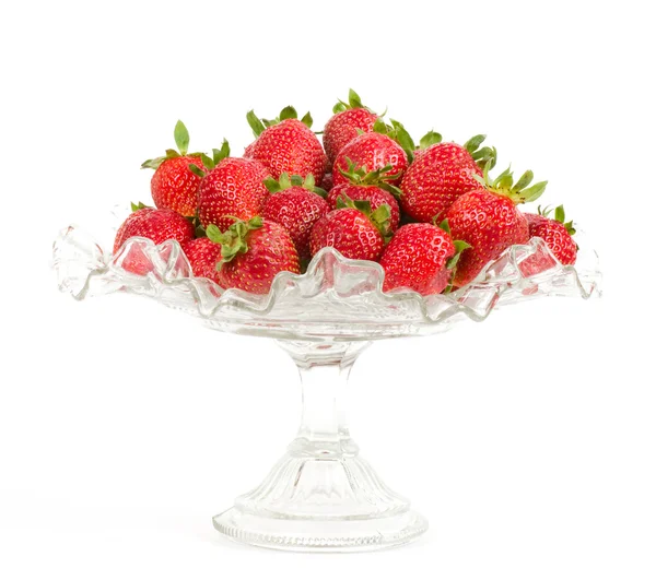 在白色背景上的花瓶中的红色新鲜草莓 — 图库照片