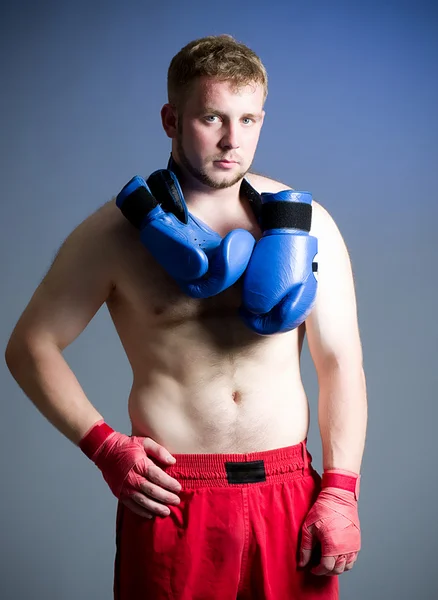 Retrato de boxeador sobre fundo escuro — Fotografia de Stock