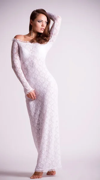 Mladá sexy žena v bílé svatební šaty — Stock fotografie