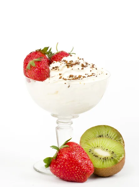 Süßes Dessert mit Erdbeere und Kivi auf Hintergrund — Stockfoto