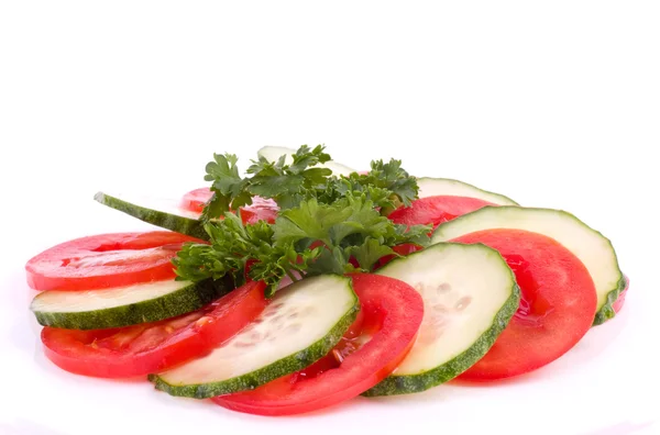 Välsmakande gurka och tomat på vit bakgrund — Stockfoto