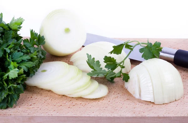 Cipolla affettata con coltello isolato su bianco — Foto Stock