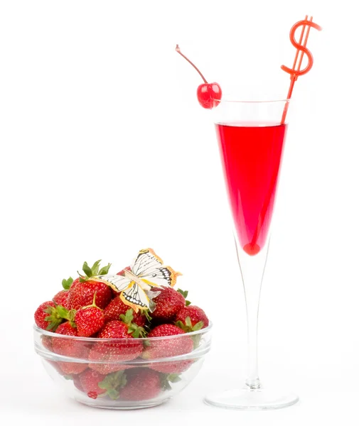 Sabroso cóctel de alcohol con fresa. Aislado sobre fondo blanco — Foto de Stock