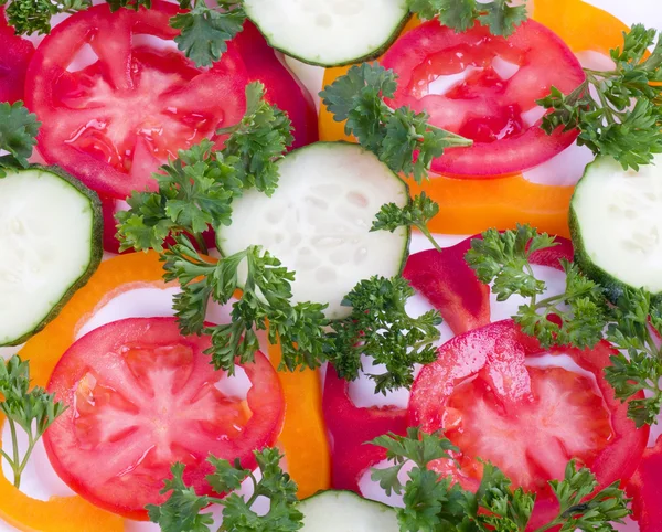 Rode peper, komkommer en tomaat achtergrond — Stockfoto