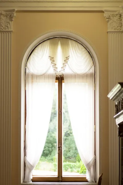 Klassische Fenster mit klassischen Vorhängen — Stockfoto
