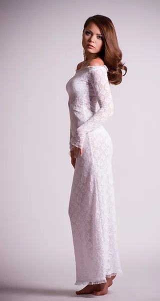 年轻性感的女人在白色新娘礼服 — 图库照片