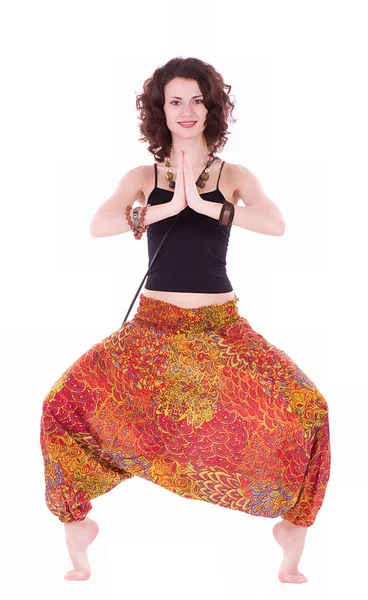 Portrét mladé ženy hippie děláte cvičení jógy — Stock fotografie