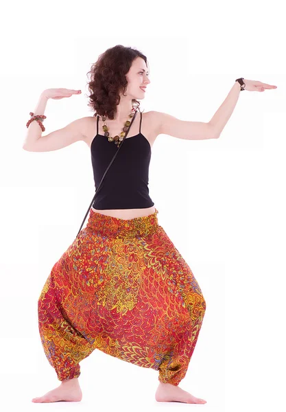 Portret młodej kobiety hipis robi ćwiczenia jogi — Zdjęcie stockowe
