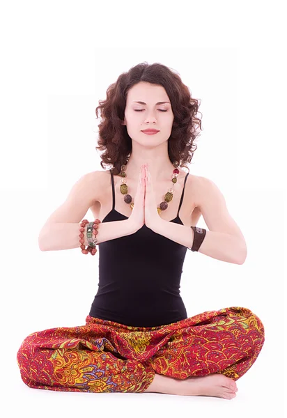 Portrait de hippie jeune femme faisant de l'exercice de yoga — Photo
