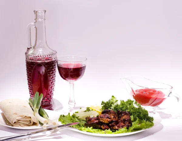 Smakelijk weal kebab met wijn en greens — Stockfoto
