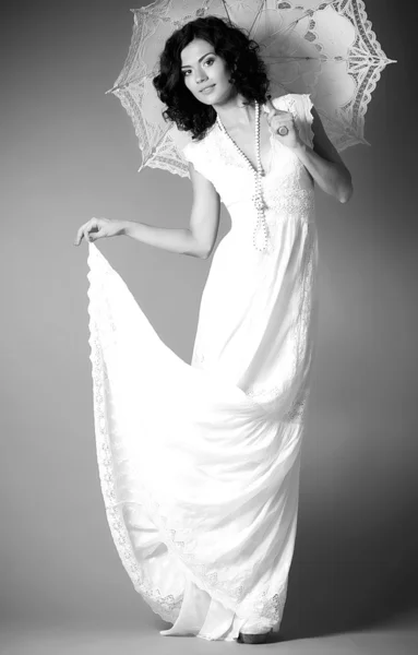 Mujer joven en vestido de novia retro con paraguas — Foto de Stock