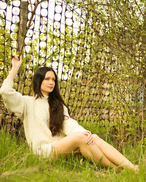 Bella donna in primavera giardino verde — Foto Stock